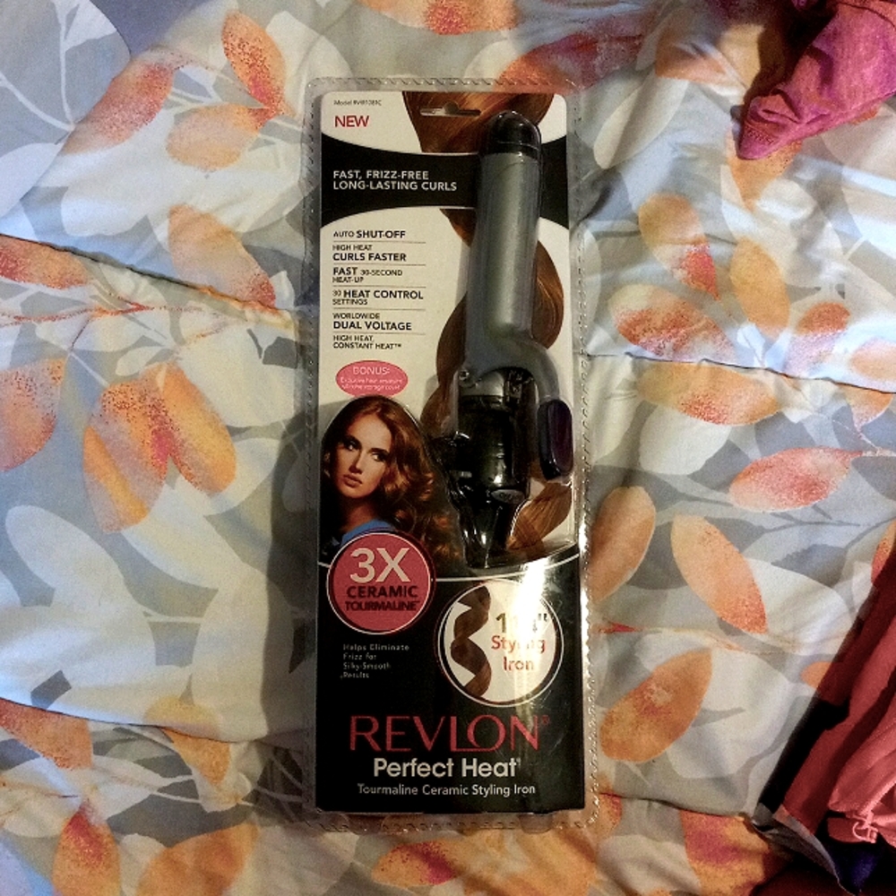 NWT Revlon Ceramic 1 1/4 in perfect heat styling iron.